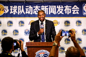 篮球球队动态新闻配图 - NBA球星在发布会上发言