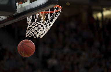篮球比赛直播画面 - NBA赛场球员飞跃扣篮，灯光聚焦